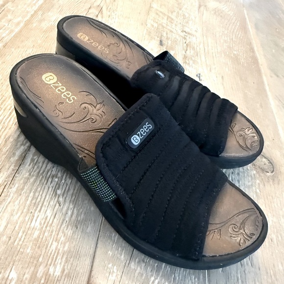 Bzees lightweight black comfort slides size 7 EUC - Picture 1 of 6